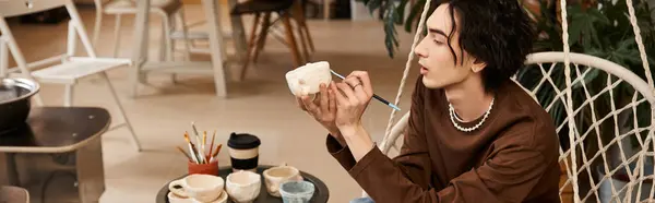 Stylish man immersed in crafting pottery, showcasing his artistic flair and passion for ceramics. — Stock Photo
