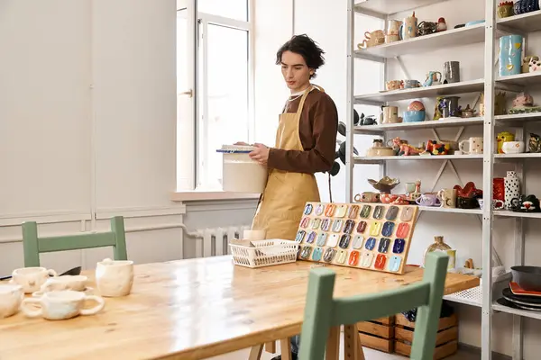 A handsome stylish man explores ceramic designs while immersed in pottery creativity. — Stock Photo