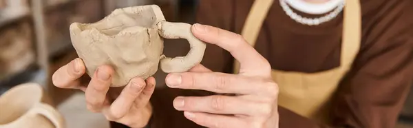 Un hombre talentoso crea un elemento de cerámica distinta, mostrando sus habilidades de cerámica y creatividad. - foto de stock