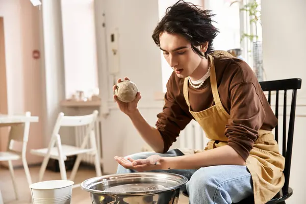A stylish man skillfully molds clay in an inspiring pottery studio dedicated to art and craft. — Stock Photo