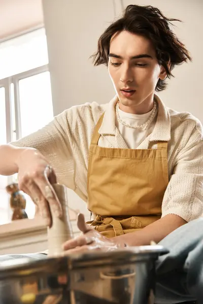 Enthusiastic artist skillfully shapes clay on the pottery wheel in a vibrant studio setting. — Stock Photo