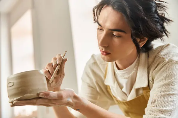 Skilled artisan crafts beautiful pottery while immersed in a serene studio environment. — Stock Photo