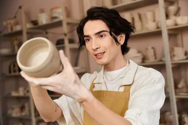 Un artigiano crea un bellissimo pezzo di ceramica in una vibrante atmosfera da studio. — Foto stock