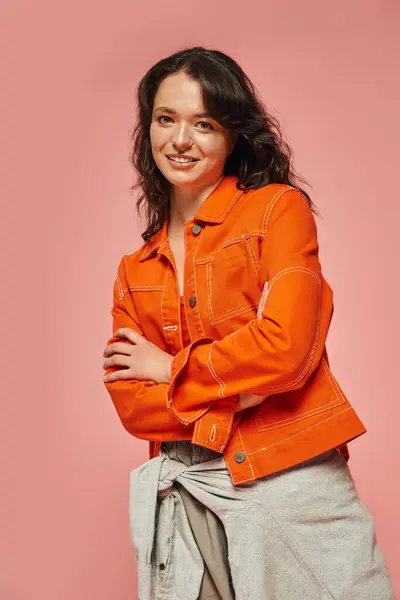 Uma jovem mostra sua roupa elegante com um sorriso radiante, irradiando confiança e estilo. — Fotografia de Stock