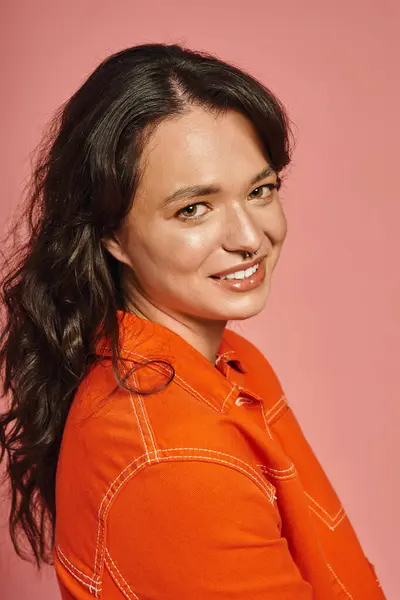 Trendy young woman radiates confidence in fashionable attire with a joyful expression. — Stock Photo