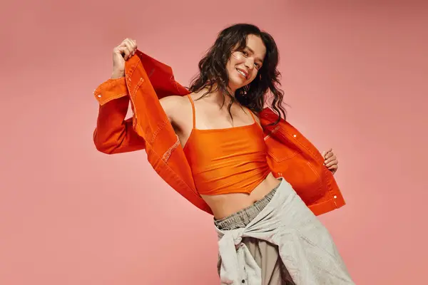 Une jeune femme embrasse la mode audacieuse avec une tenue lumineuse, exsudant charme et style dans un cadre amusant. — Photo de stock