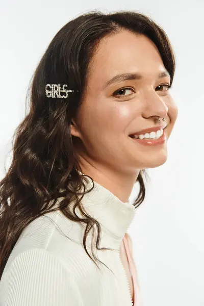 Fashionable young woman showcases her vibrant style and confidence with a radiant smile — Stock Photo