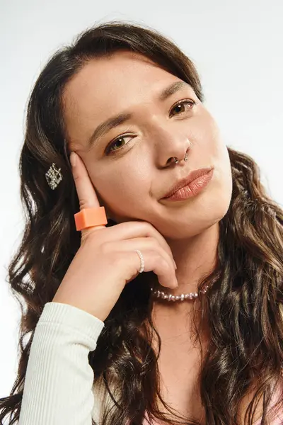 Confident young woman poses with a fashionable touch, emphasizing her unique style and charm. — Stock Photo