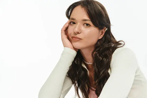 Una mujer joven muestra su estilo único y tendencias de moda moderna con una pose elegante. - foto de stock