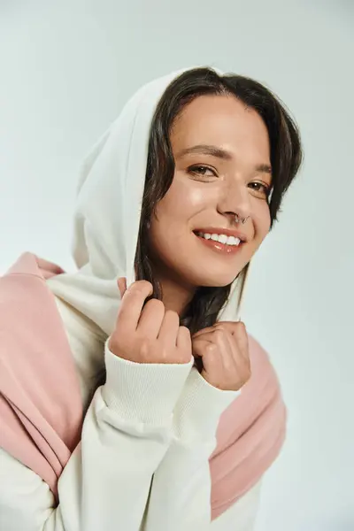 Young woman in trendy outfit gleefully poses, exuding confidence and contemporary style. — Stock Photo