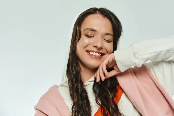 Bright studio lighting showcases a young womans stylish outfit and cheerful, positive vibe — Stock Photo