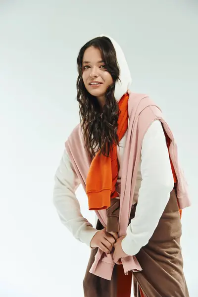 Fiduciosa giovane donna posa in abiti alla moda con colori vivaci in illuminazione studio luminoso. — Foto stock