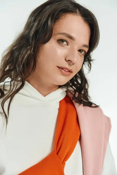 Young woman radiates confidence in fashionable attire, showcasing a modern urban vibe. — Stock Photo