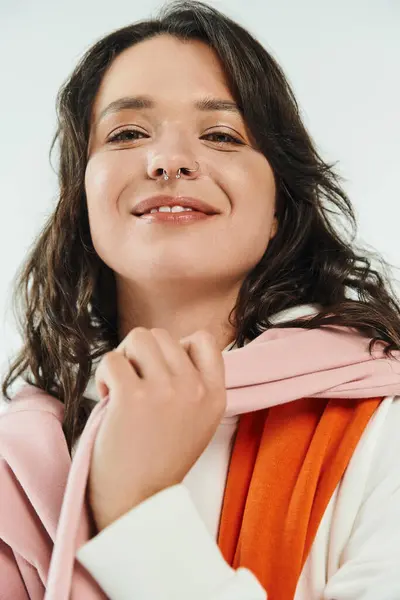 Charming young woman displays her unique style with fashionable layers in a vibrant atmosphere. — Stock Photo