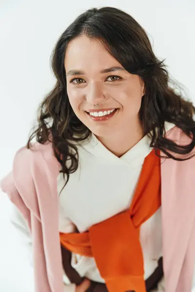 Fashionable young woman smiles confidently in a chic outfit, showcasing her unique style. — Stock Photo