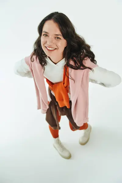 Sorriso luminoso irradia fiducia come una giovane donna ostenta il suo abbigliamento vivace e alla moda. — Foto stock