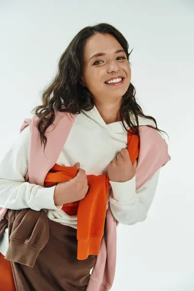 Bright smile enhances stylish outfit, merging comfort with vibrant contemporary colors. — Stock Photo