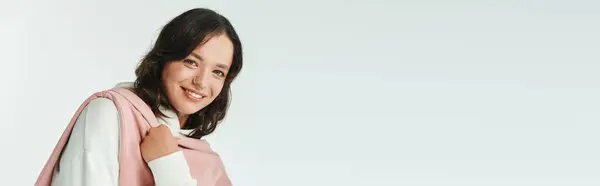 Giovane donna fiduciosa mostra il suo vestito alla moda con un sorriso giocoso, incarnando la moda moderna. — Foto stock