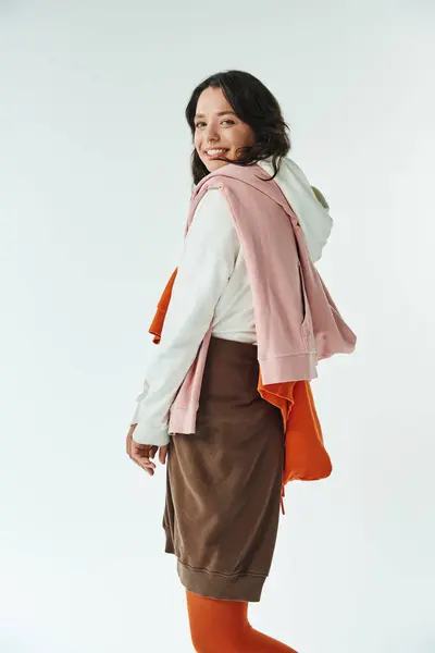Dinamica giovane donna mostra il suo talento per lo stile, mescolando i colori in un abito chic con fiducia. — Foto stock