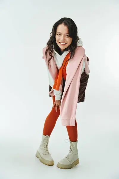 A fashionable young woman showcases her unique style and confidence in a bright setting. — Stockfoto