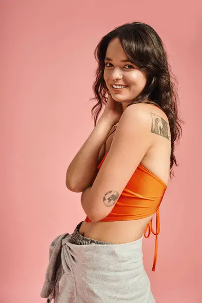 A young woman in vibrant attire smiles confidently, embodying contemporary fashion trends. — Stock Photo