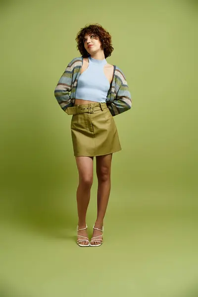 A young woman with short curly hair poses confidently in a stylish summer ensemble. — Stock Photo