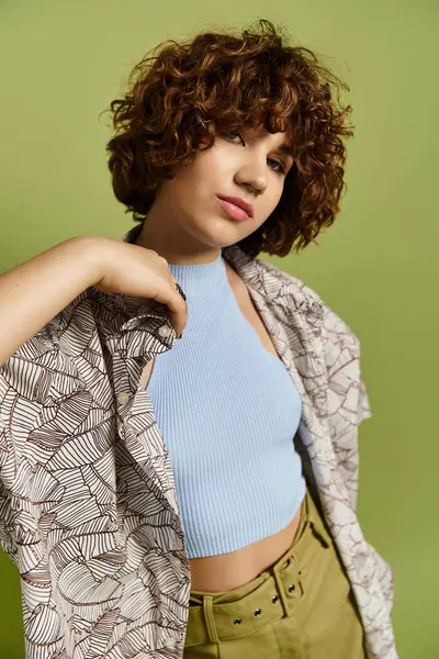 A young woman with short curly hair showcases her fashion sense in a vibrant summer outfit. — Stock Photo