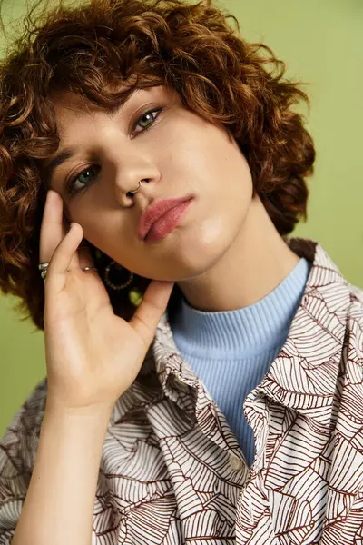 A young woman with short curly hair enjoys a fashionable summer moment against a green backdrop. — Stock Photo