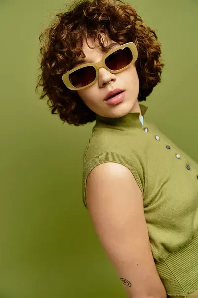 A young woman with short curly hair models a chic summer outfit while posing confidently. — Stock Photo