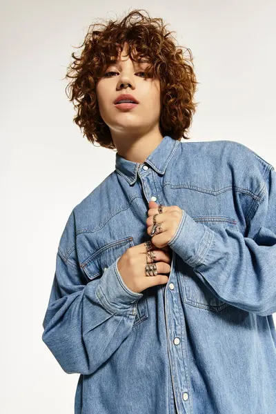 Una joven con el pelo rizado corto muestra su sentido de la moda en una camisa de mezclilla — Stock Photo