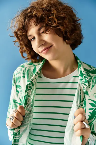 Una joven con el pelo rizado muestra su traje vibrante mientras posa juguetonamente. — Stock Photo