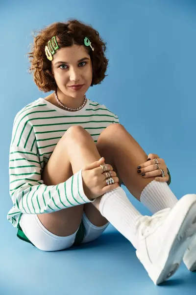 Young woman with short curly hair poses in a stylish outfit, radiating summer vibes. — Stock Photo