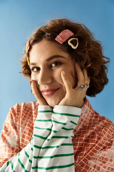 A young woman with short curly hair playfully poses in her colorful outfit, radiating summer vibes. — Stock Photo