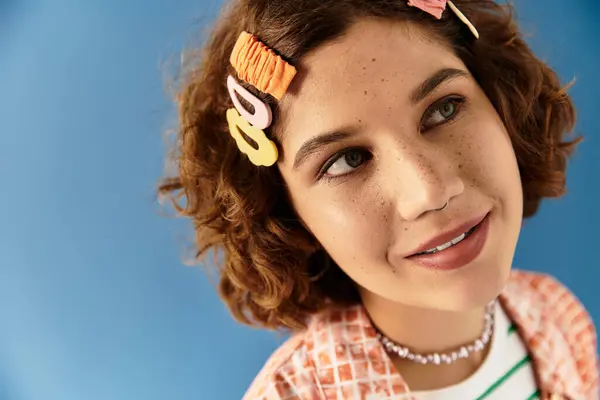 Young woman with short curly hair showcases her vibrant summer outfit, radiating style and joy. — Stock Photo