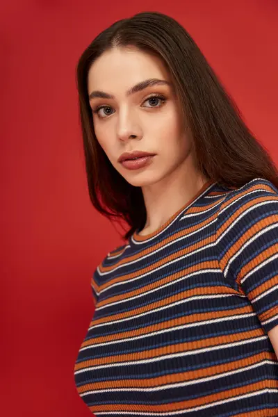 A young woman poses confidently in her vibrant, fashionable outfit, radiating beauty and style. — Stock Photo