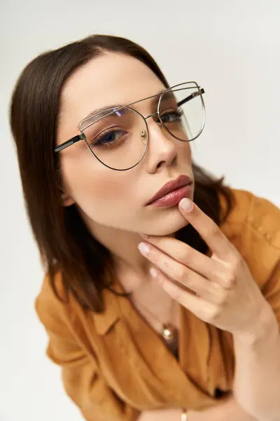 A young woman exudes confidence in trendy attire while thoughtfully contemplating her next move. — стокове фото