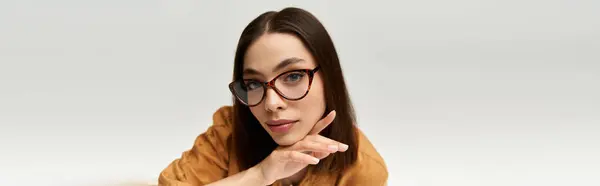 Young woman with fashionable attire poses creatively, highlighting her unique style and confidence. — Stock Photo
