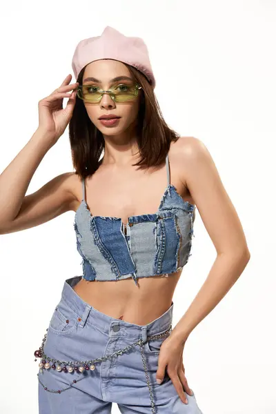 Une jeune femme modèle des vêtements tendance et colorés avec un sens unique du style et de la confiance. — Photo de stock