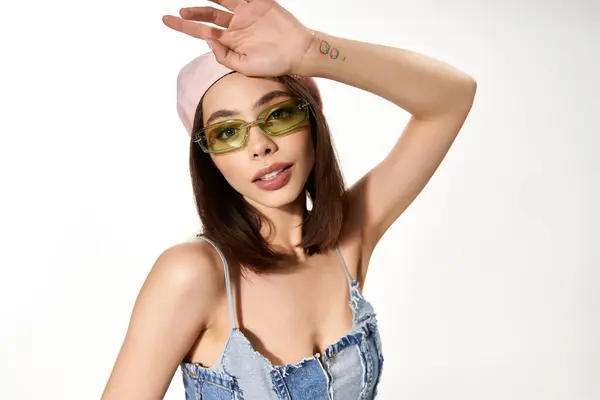 Young woman exudes beauty and flair while posing in vibrant fashionable attire, embracing her style. — Stock Photo
