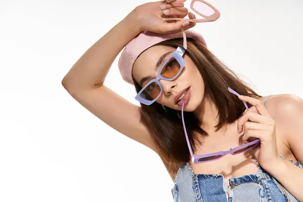 Mujer con estilo posa con confianza con gafas de sol y una boina de moda, mostrando su traje vibrante. — Stock Photo