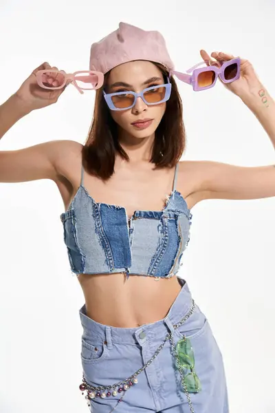 A beautiful woman showcases her stylish flair in a vibrant denim ensemble and trendy accessories. — стокове фото