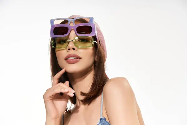 Helle Farben und einzigartige Accessoires präsentieren einen trendigen Stil junger Frauen in einem kreativen Raum. — Stockfoto