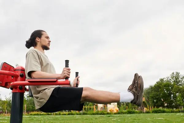 A young man is focused on his outdoor workout, improving fitness while enjoying nature. — Stock Photo
