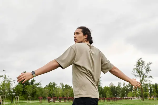 Young man with a beard engages in an outdoor workout, energizing his body and mind. — Stock Photo