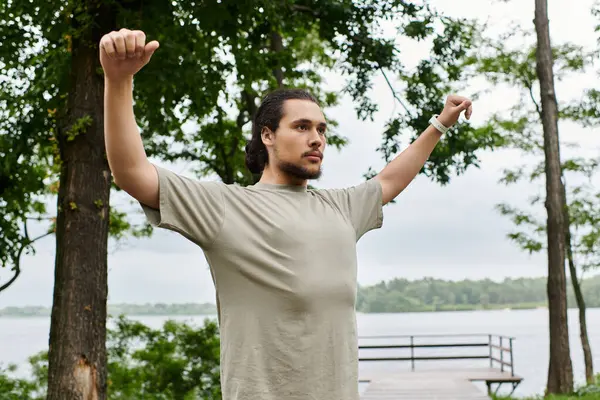 Sporty man with a beard engages in an energizing workout, enjoying nature's beauty. — Stock Photo