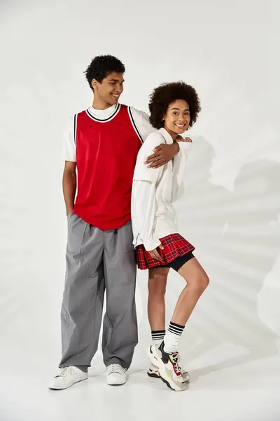 Two young people share love and joy, flaunting their unique styles and bond. — Stock Photo
