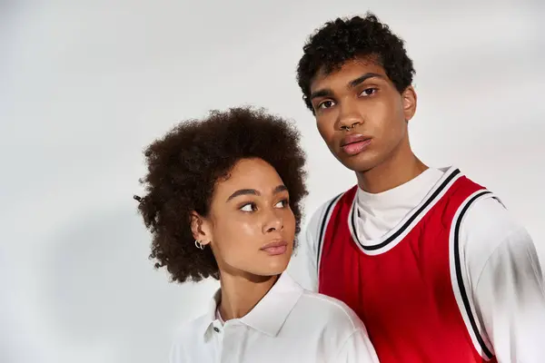 Stylish pair of young lovers express their affection in a minimalist and aesthetic backdrop. — Stock Photo