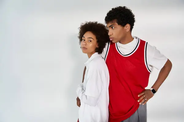 Una pareja amorosa se encuentra cerca, mostrando su estilo único y profundo afecto en un espacio moderno. — Stock Photo