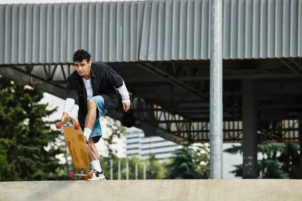 A young man skates effortlessly in a vibrant park, displaying his athleticism and joy. — Stock Photo