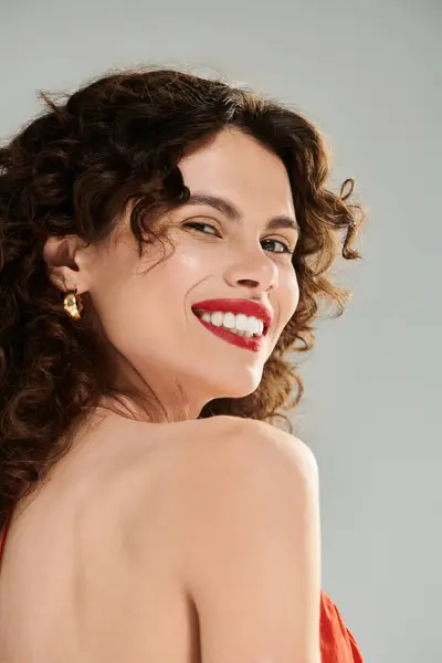 Una joven mujer hace alarde de su sonrisa en un traje de verano de moda, irradiando confianza. — Stock Photo